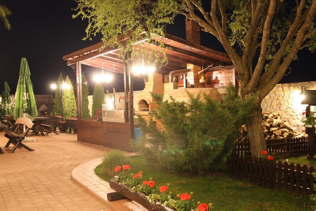 Rixo'S Guesthouse Craiova Exterior foto